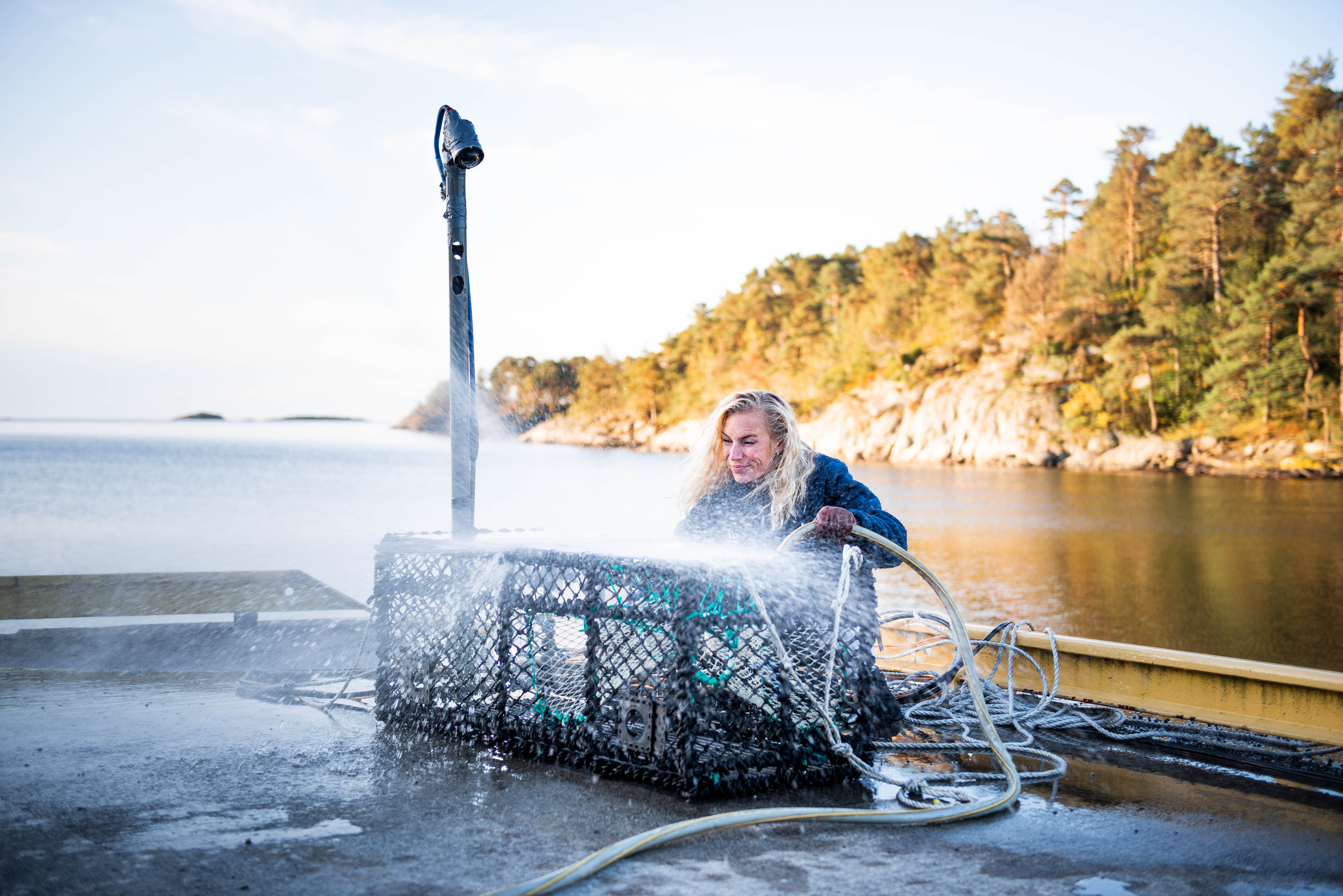 Forskningstekniker Lene Christensen har sørget for at alt er klar til teinen settes i vannet tirsdag klokken åtte.