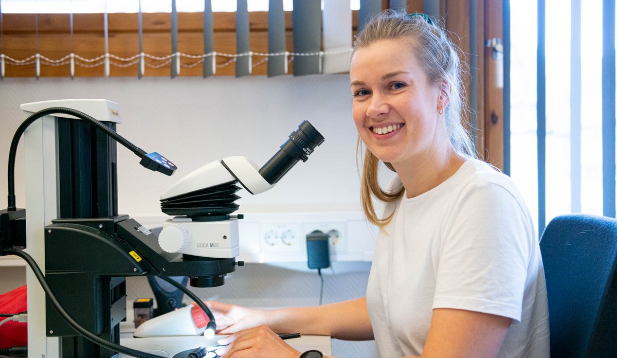 Elise leser må lese store mengder otolitter i året som en del av opplæringen sin.