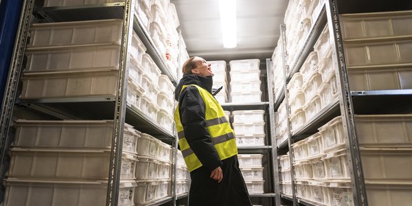 

kvinne ser på prøver