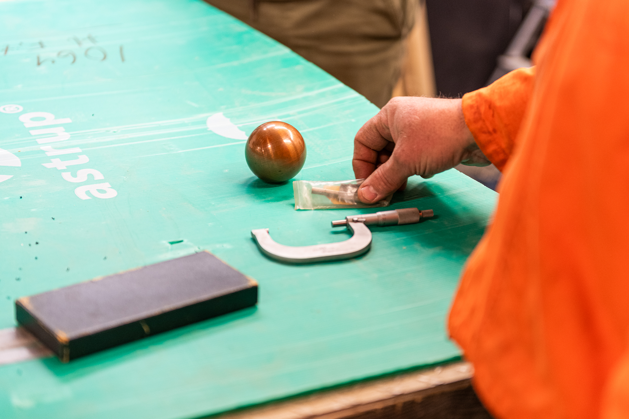 kule på grønn plate