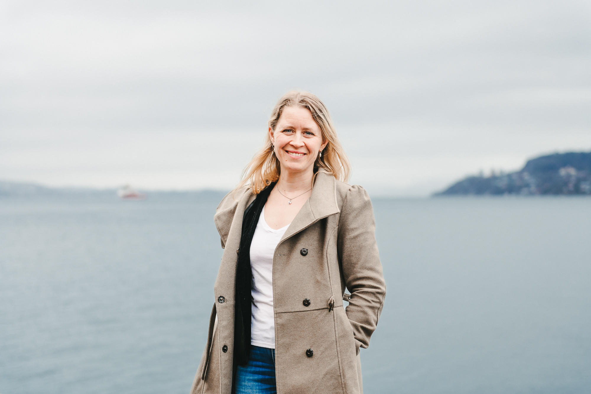 kvinne foran sjøen