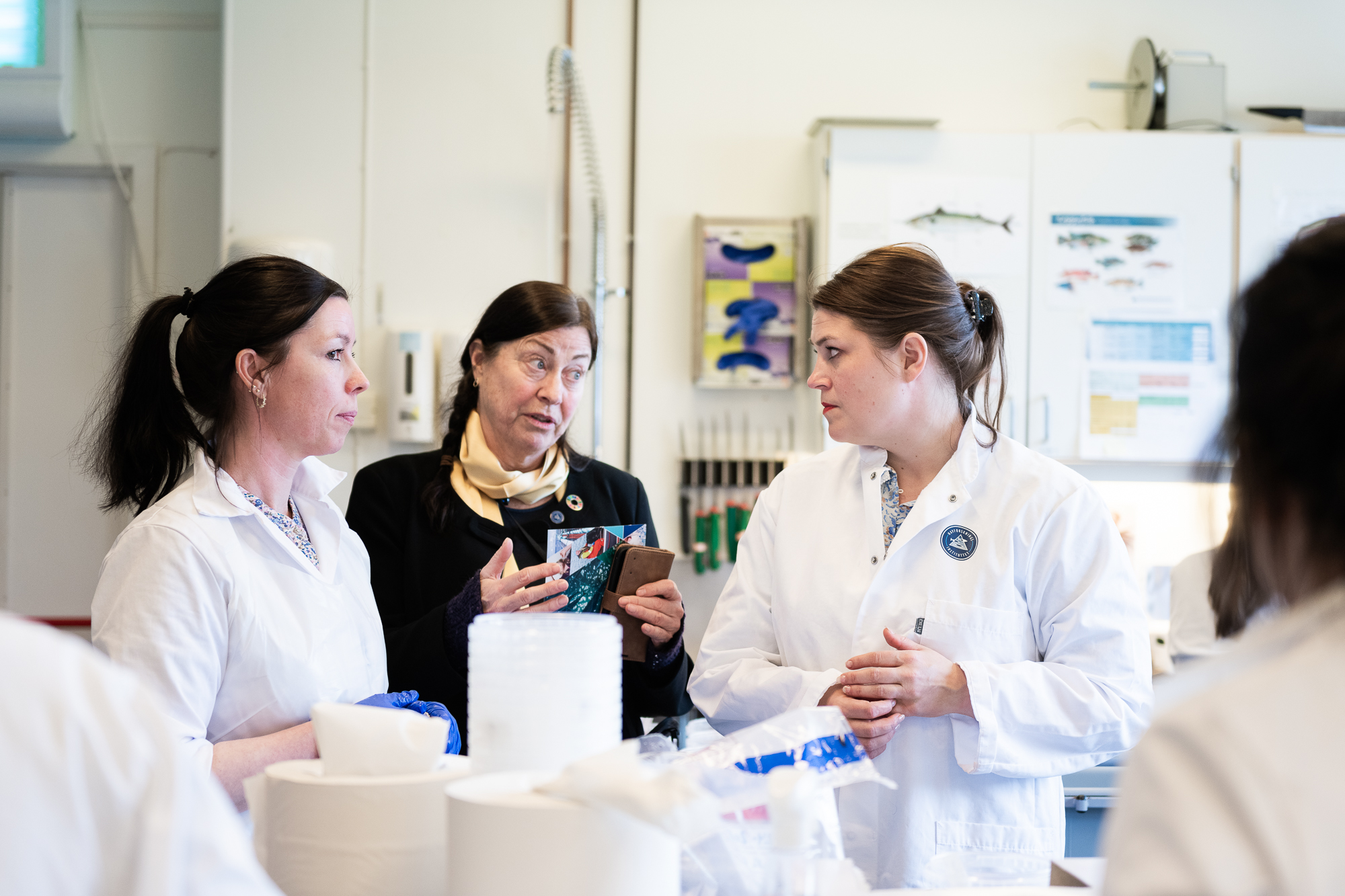 kvinner i labfrakk prater sammen