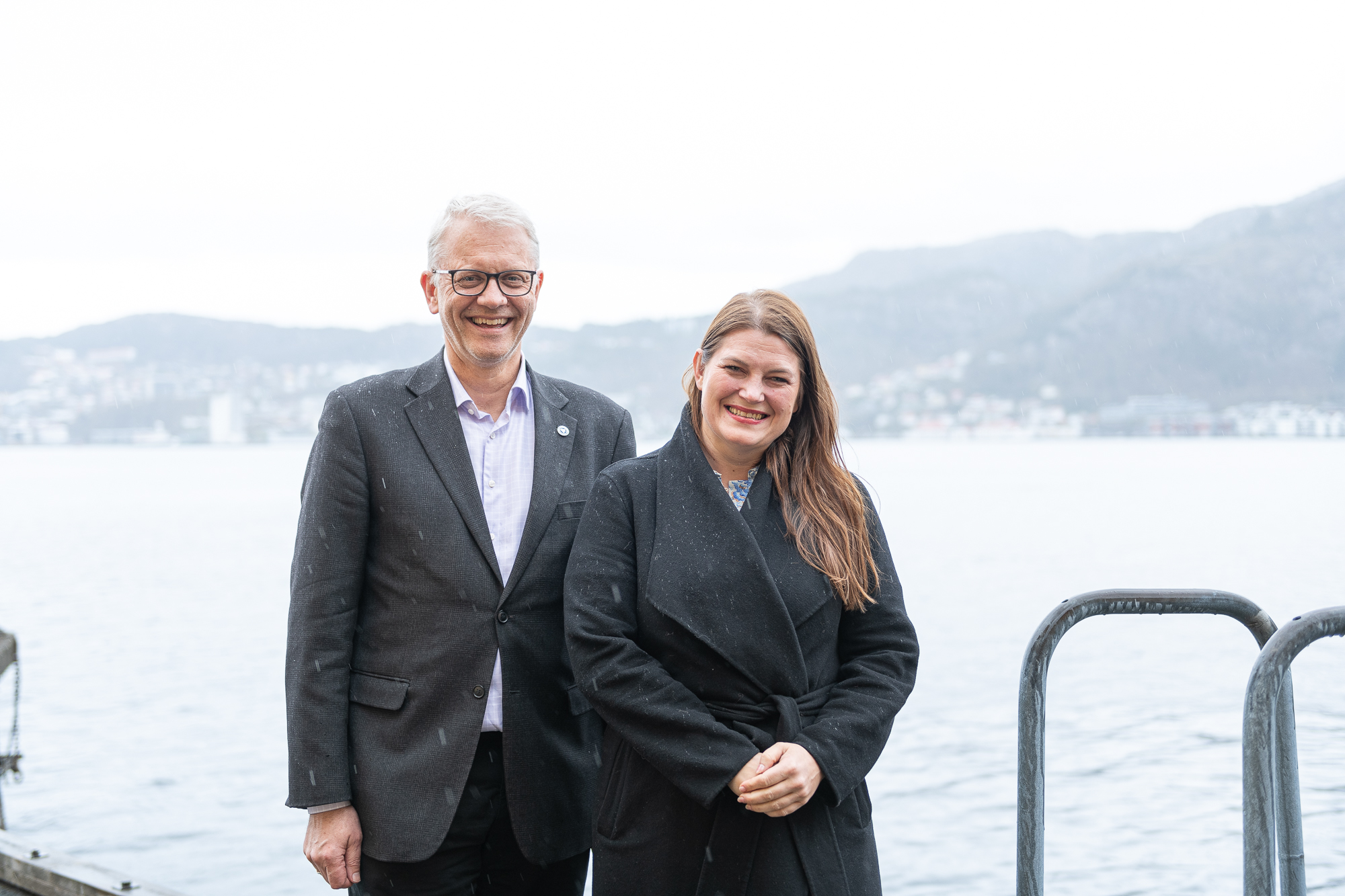 Mann og kvinne foran sjøen