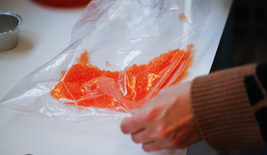 Pukkellaks rogn som mat. Kan det spises? Bilder av pukkellakskaviar i en plastpose, på vei til frysing