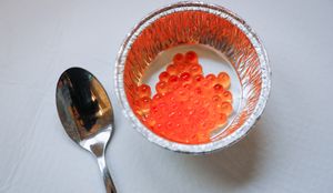 Pukkellaks rogn som mat. Kan det spises? pukkellakskaviar i en skål