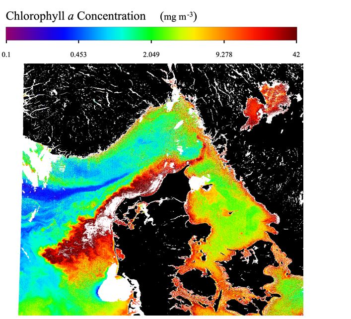  og deler i Norge/Sverige over. Havområdet mellom er farget i gradient som viser ulik styrke på algeoppblomstring. Den er på bildet høyest på vestkysten av Danmark.