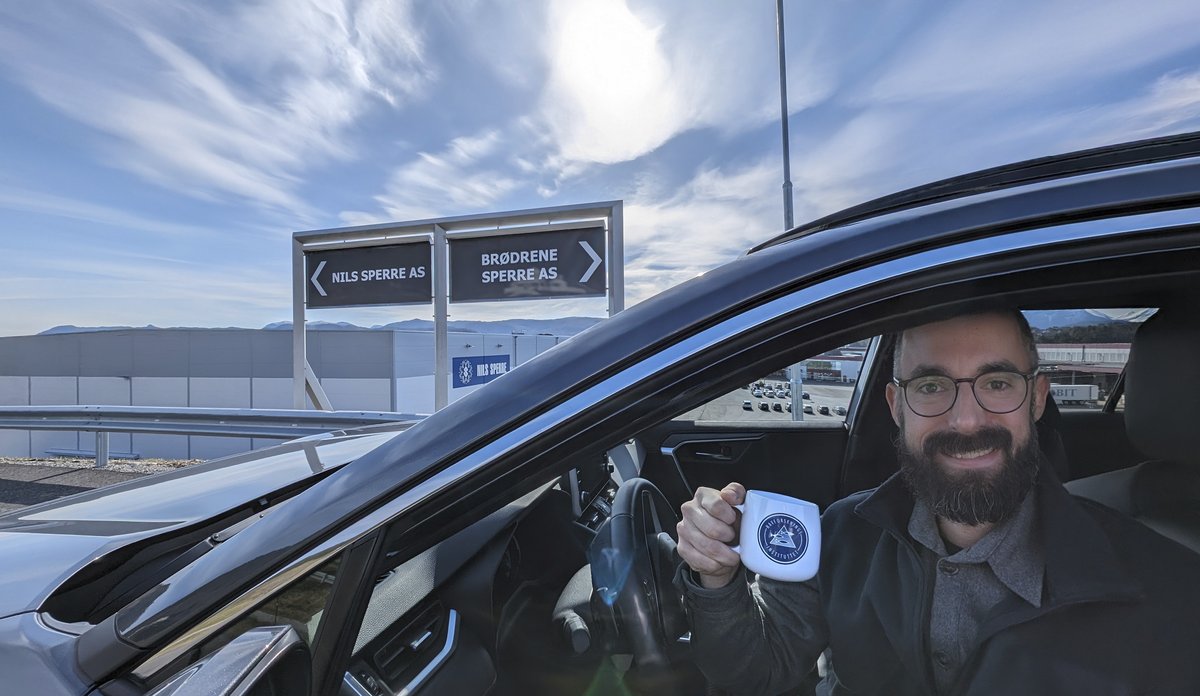 
mann holder opp en kopp