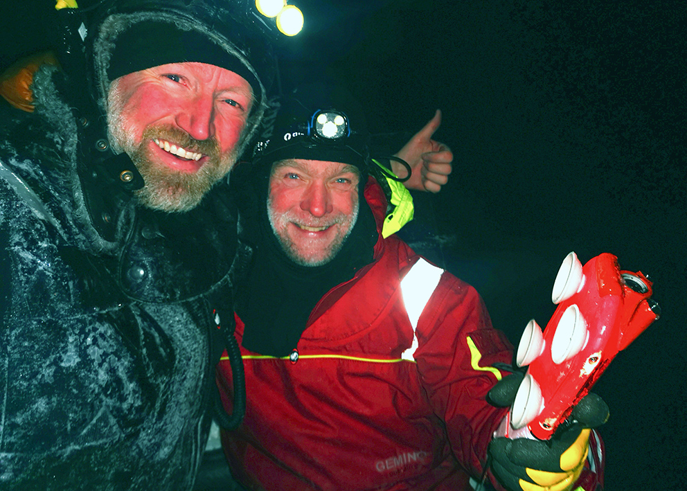 Forskere viser frem et gjenfunnet kameramerke som har vært med hvalen på tur.