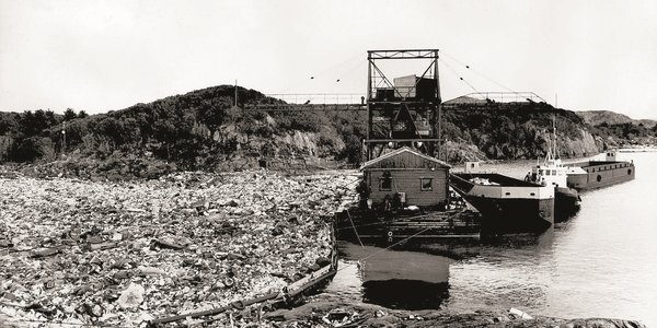 

Svart-Kvitt-bilete frå 1971 av avfallsplassen i Kollevåg på Askøy