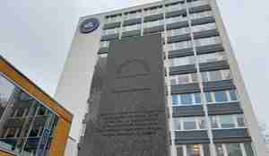 Bilde av bautaen foran His høyblokk i Bergen.