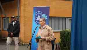 Bilde av Teknas Oslo-leder som holder tale før avduking av bauta.