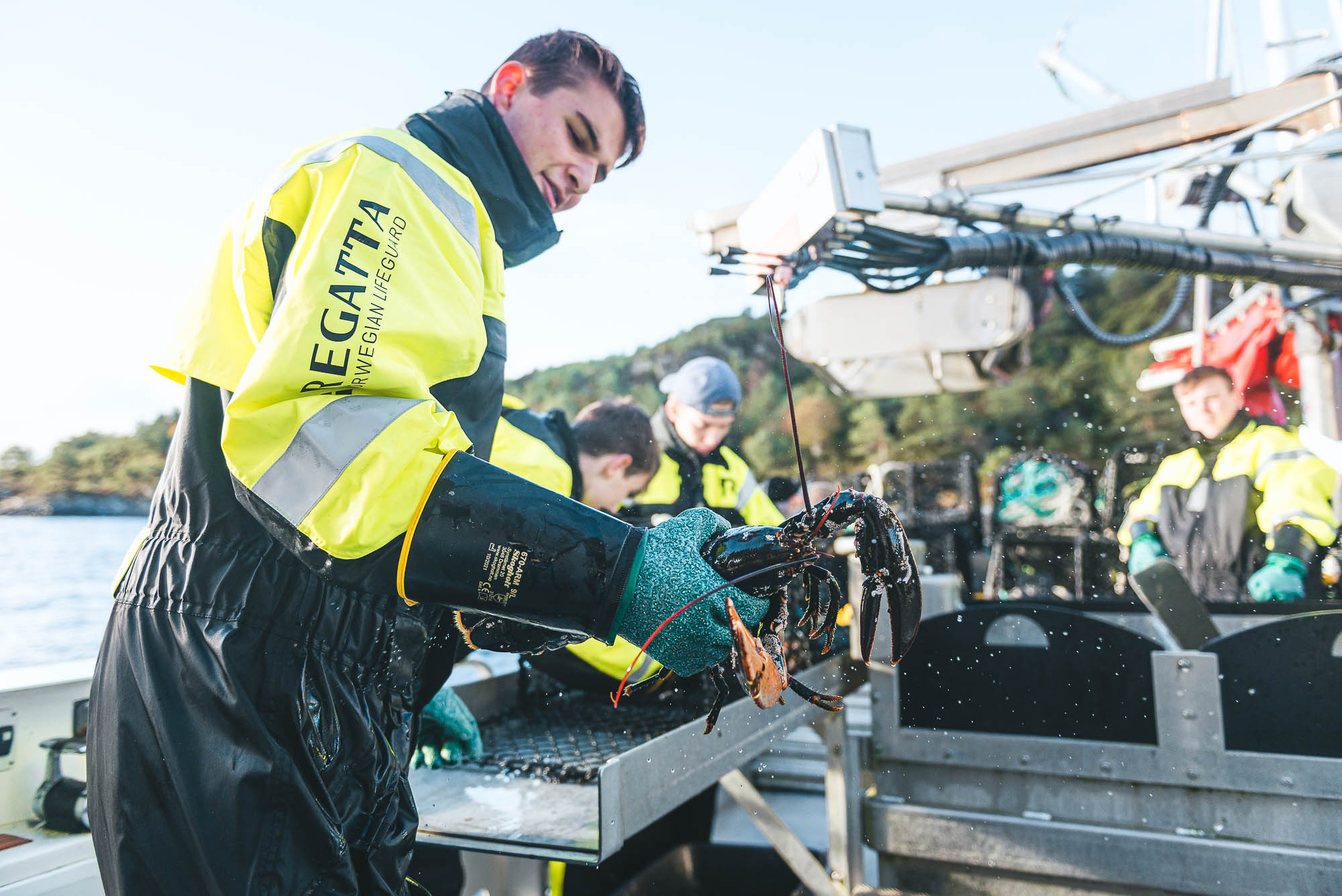 Erik henter ut en hummer