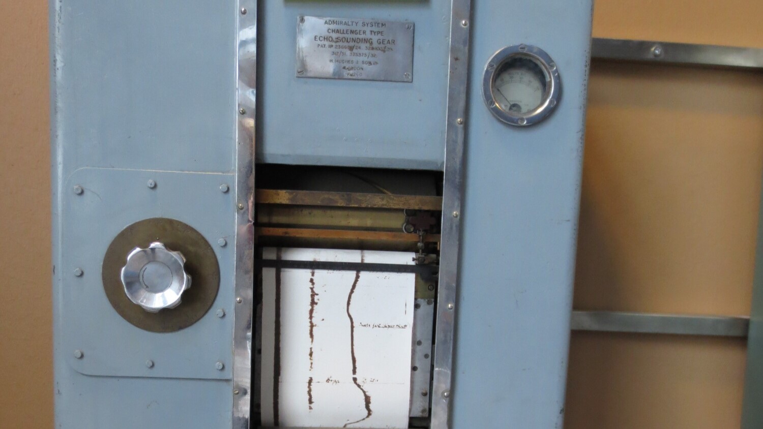 Detaljutsnitt av et grått ekkolodd.