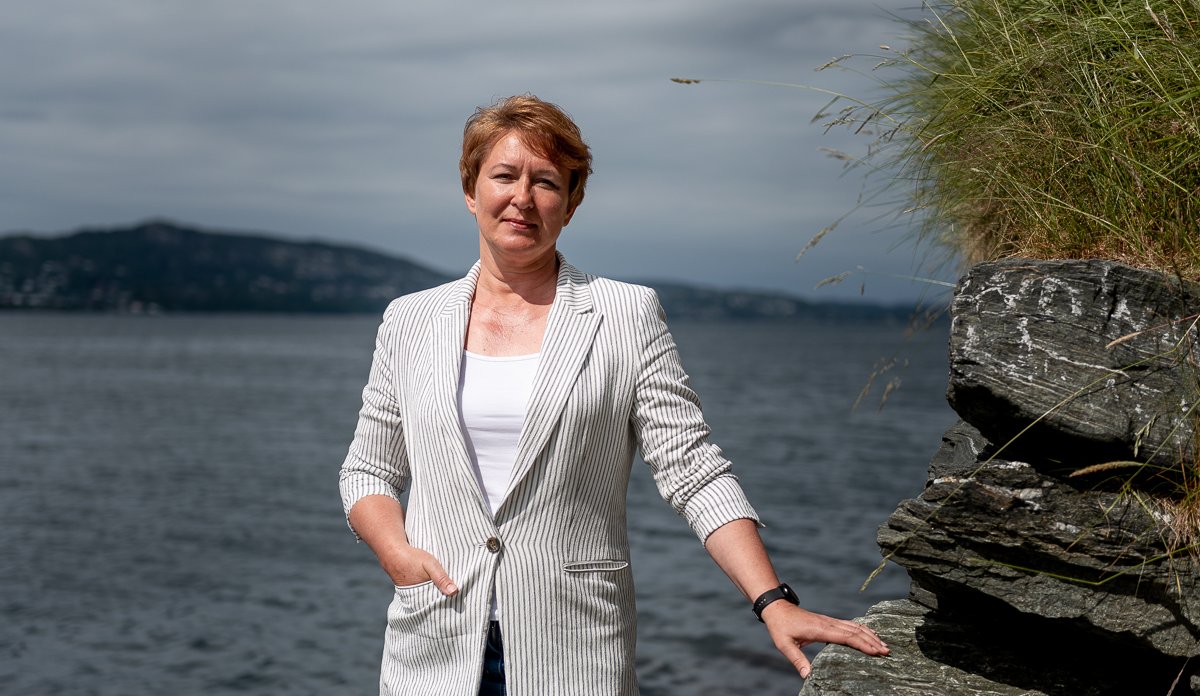 Foto av havforsker Elena Eriksen i sjøkanten