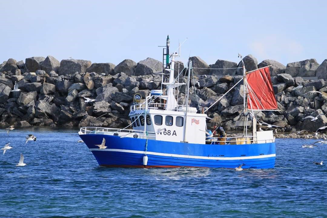 Liten fiskebåt til sjøs.