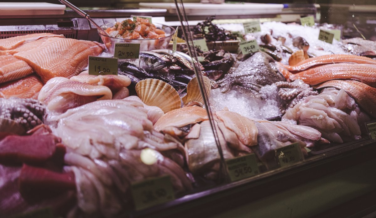 
Foto av en rikholdig fiskedisk i utlandet