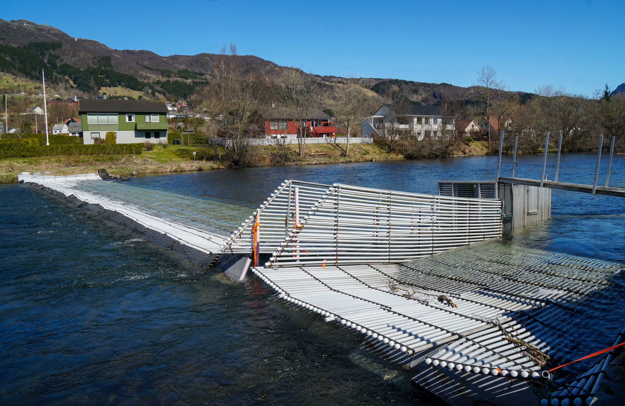 Ei flyteristfelle som ligg over ei elv i Etne. 