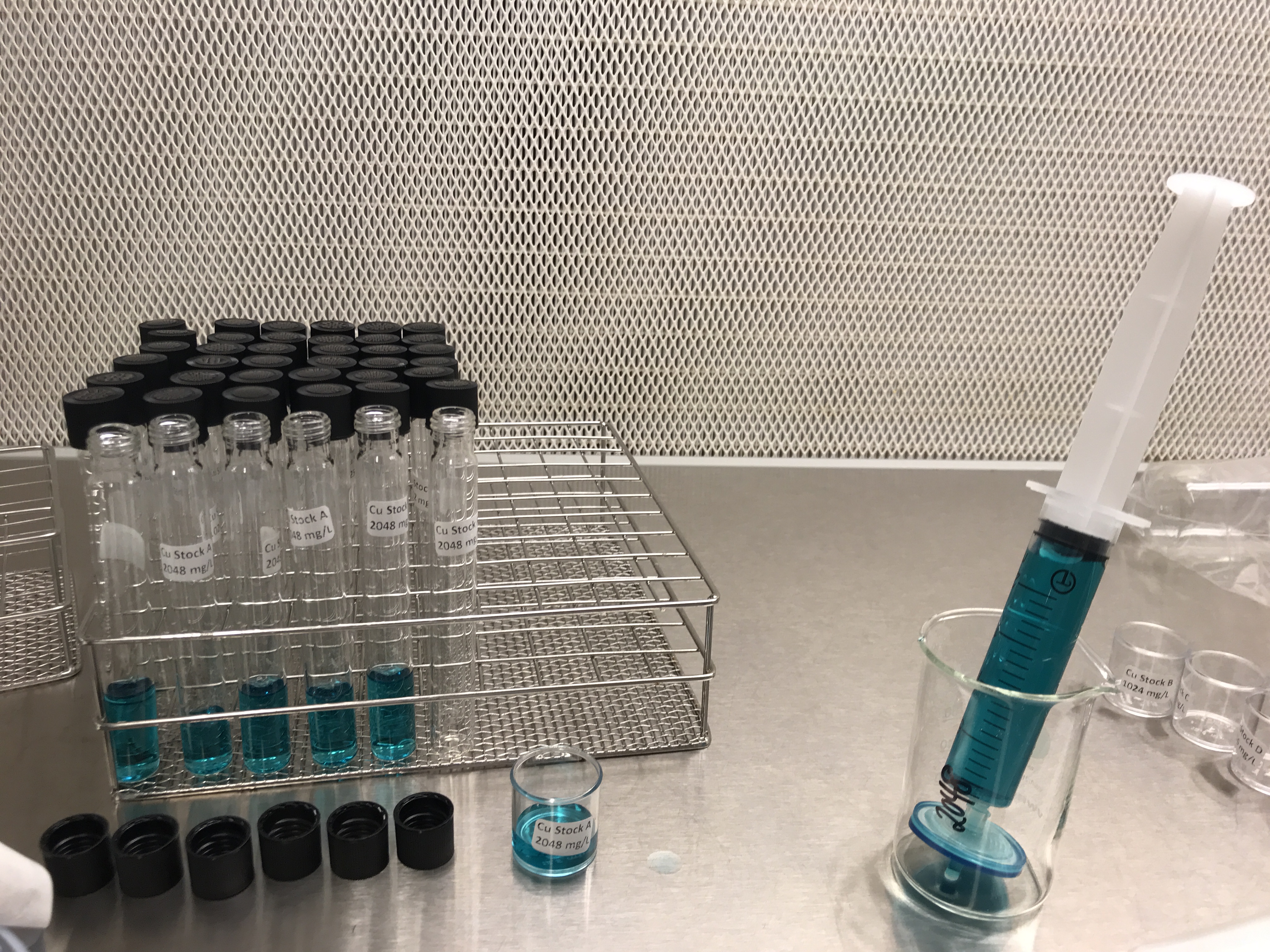 Forskerne bruker ulike løsninger tilsatt kobber for å teste resistens hos bakteriene.