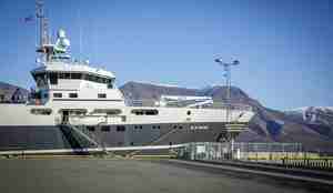 Skip vei kai med landgangen ute.