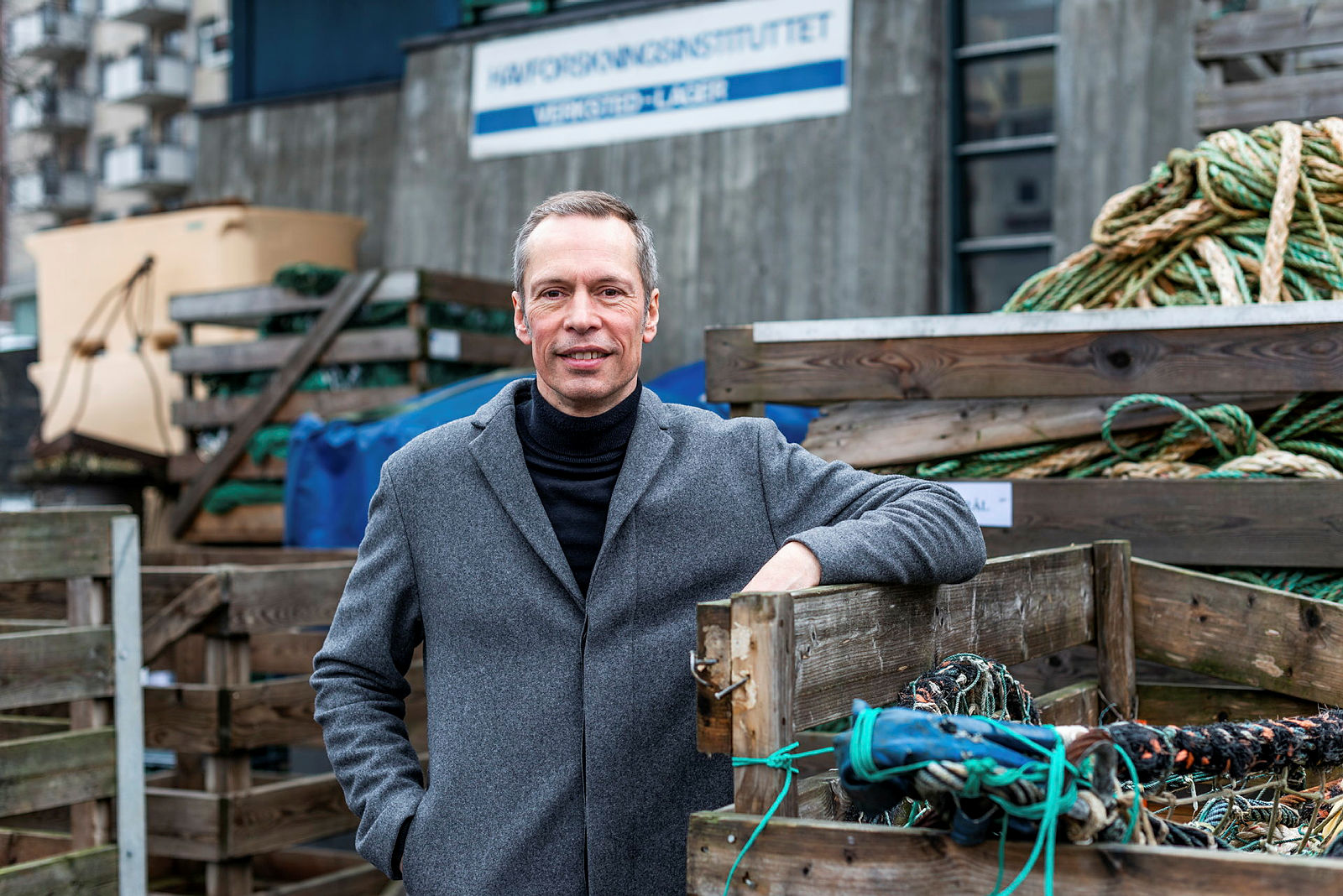 Forskningsdirektør Geir Huse på kaia med maritim bakgrunn.