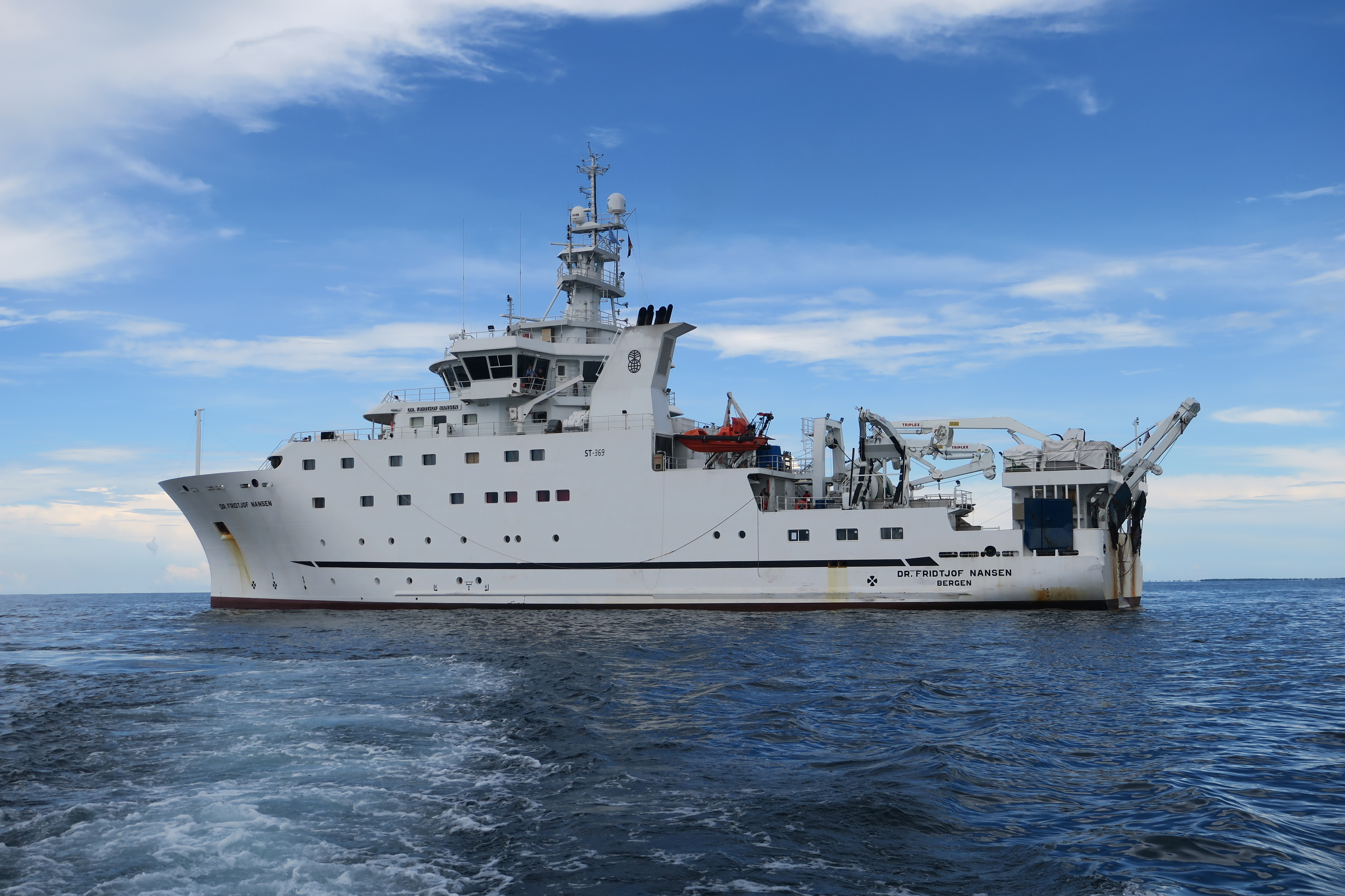 Hvitt skip ute på havet