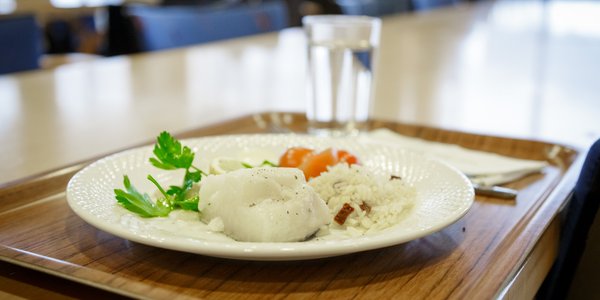 

fiskemiddag med ris og gulerøtter