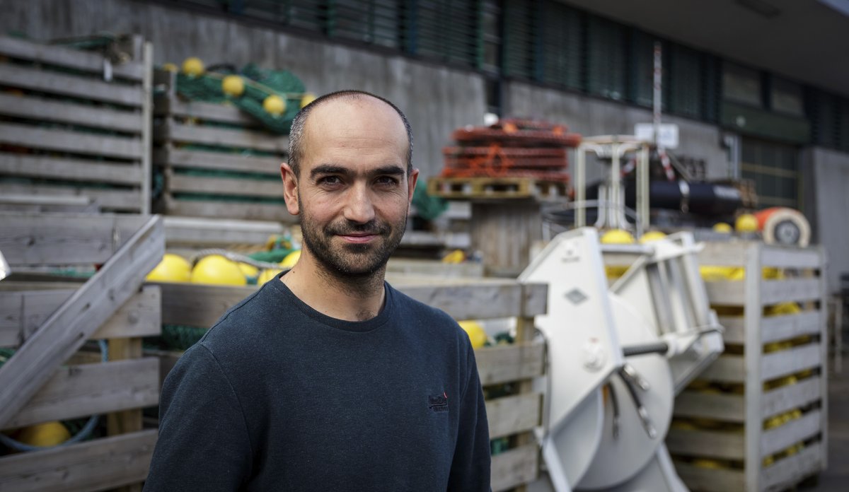 foto av mann på en kai