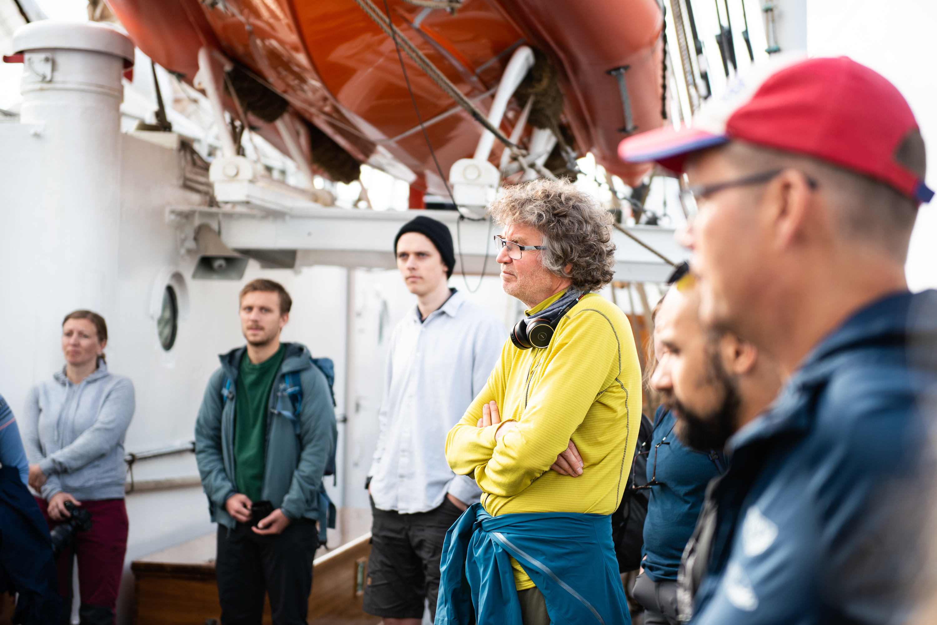 Fotografi av mennesker som hører etter når informasjon gis.