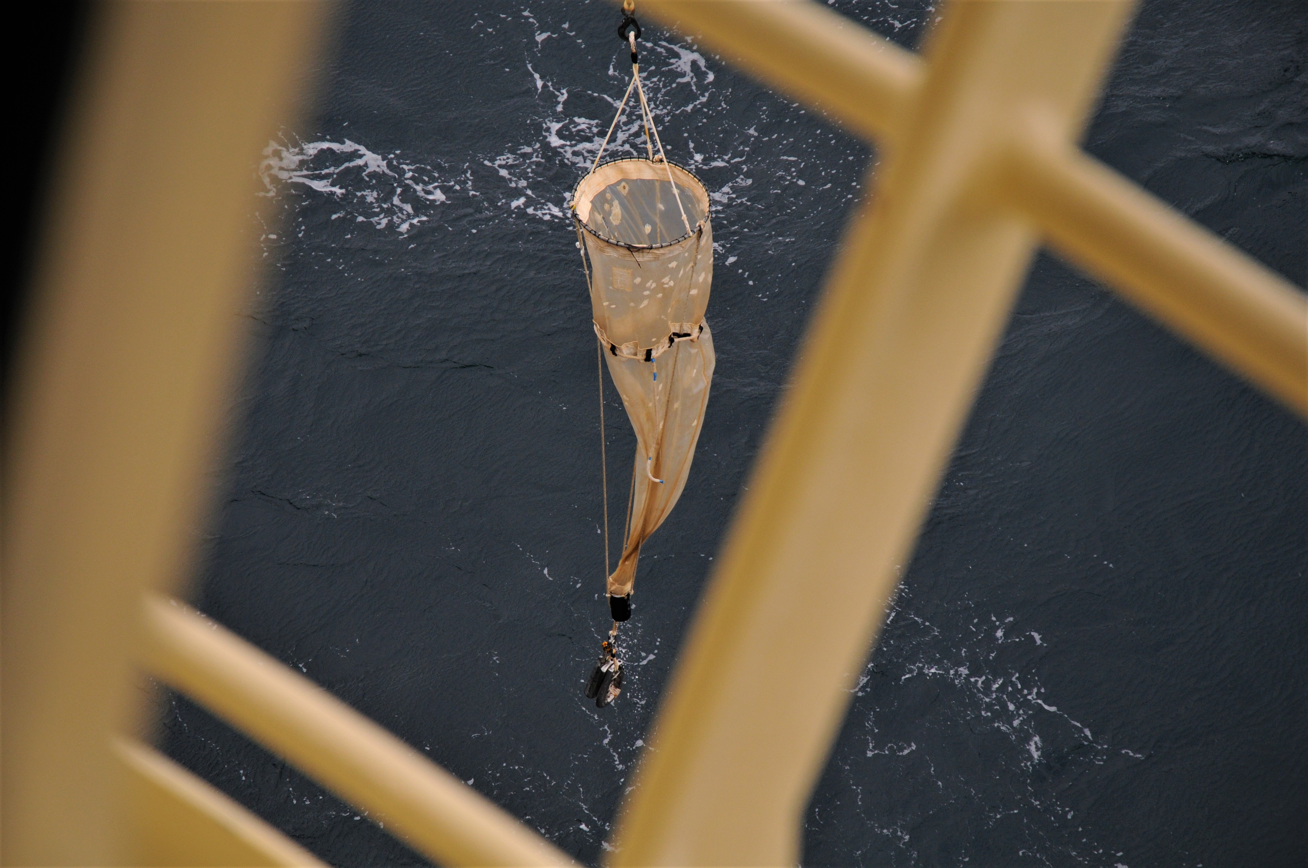 Foto av plantonhov på vei til å senkes