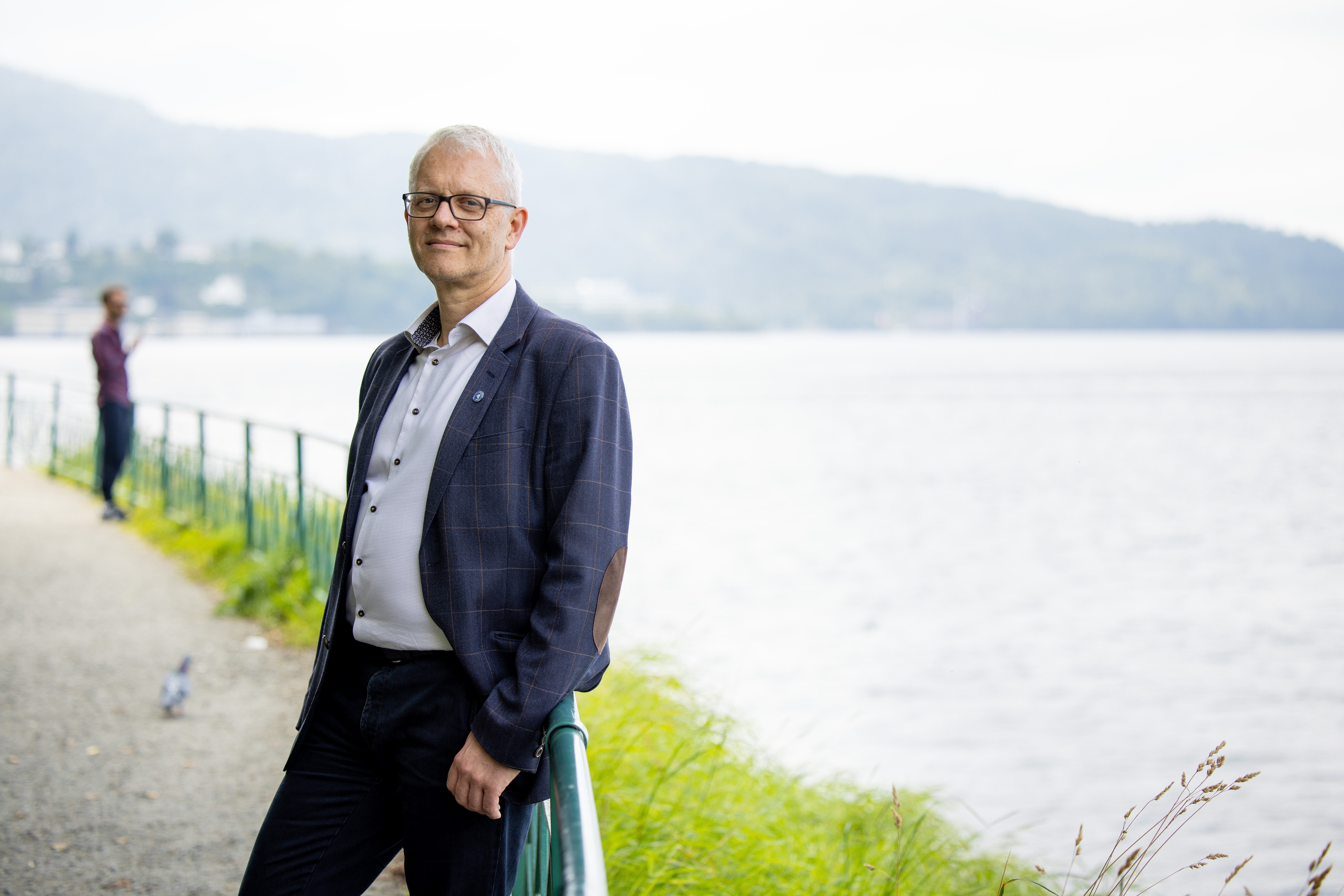 Nils Gunnar Kvamstø står i Nordnesparken. Han lener seg mot rekkverket langs gangvegen, og ser mot kamera. 