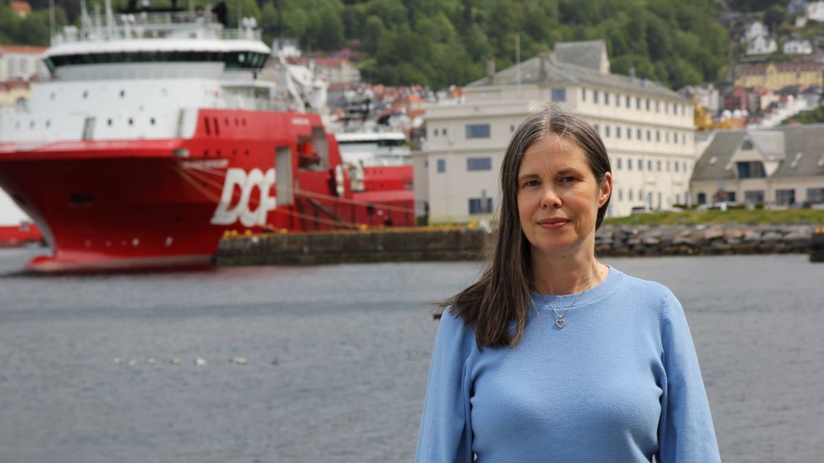 Foto av havforsker Rita Hannisdal med sjø og fartøy i bakgrunnen