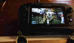 mann som poserer for kamera på fjernkontroll