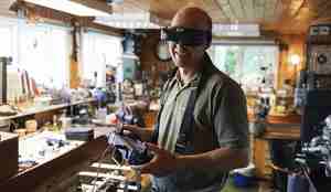 mann med vr-briller og fjernkontroll