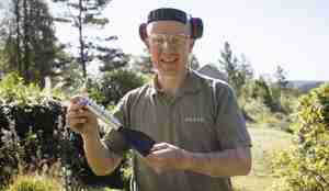 mann med liten rakett i hendene