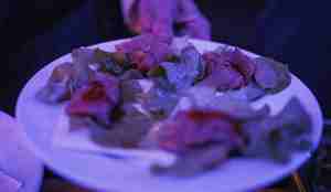 foto av et fat med kjøttbiter på