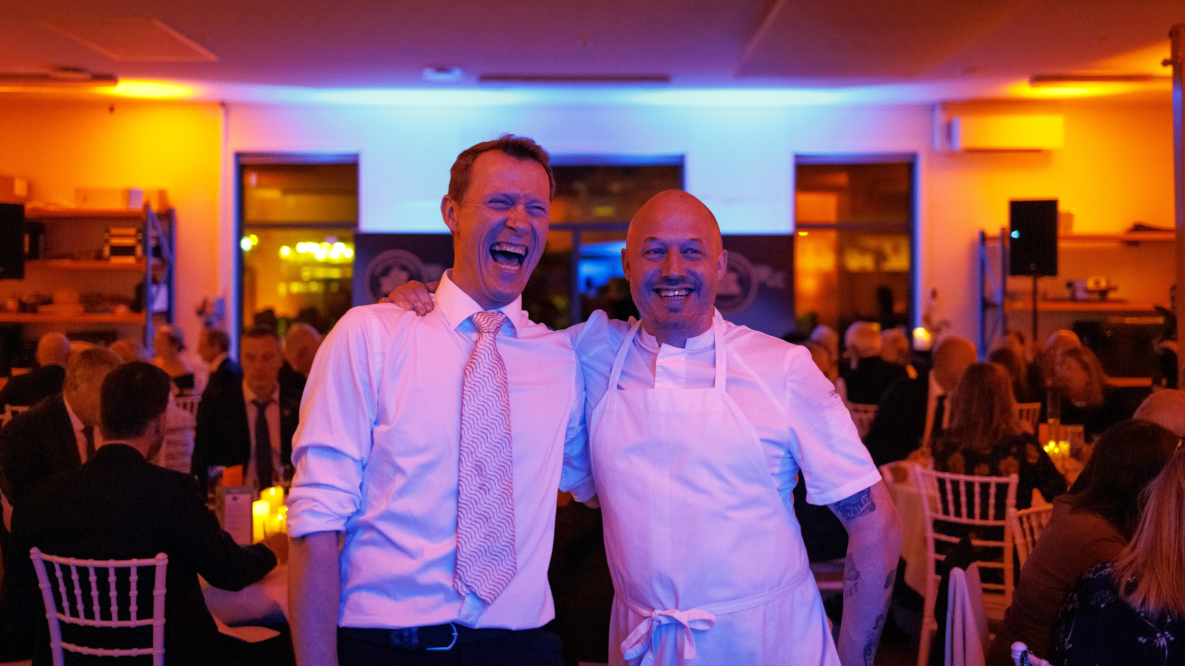 foto av to menn foran matsal