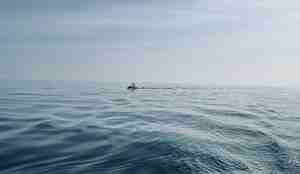 foto av liten farkost på flatt hav