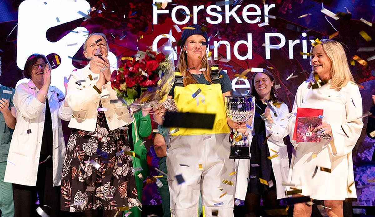
Bilde fra scenen der Johanna Bjånes Marcussen i konfettiregn får pokal og blomster
