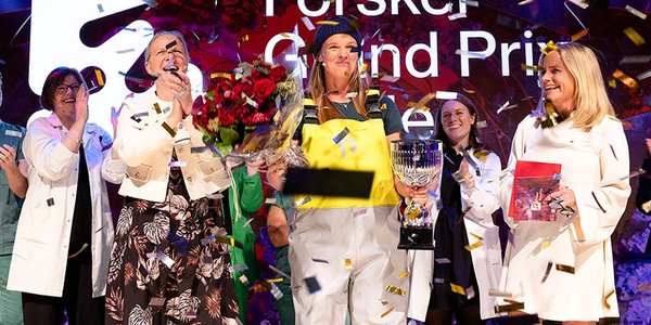 

Bilde fra scenen der Johanna Bjånes Marcussen i konfettiregn får pokal og blomster