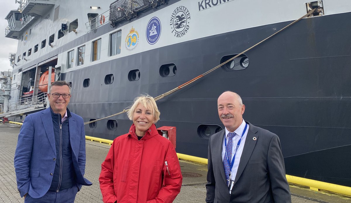 Rektor ved Norges arktiske universitet i Tromsø, Dag Rune Olsen, havforskningsdirektør Sissel Rogne og direktør i Norsk Polarinstitutt, Ole Arve Misund, foran Kronprins Haakon under overleveringen.