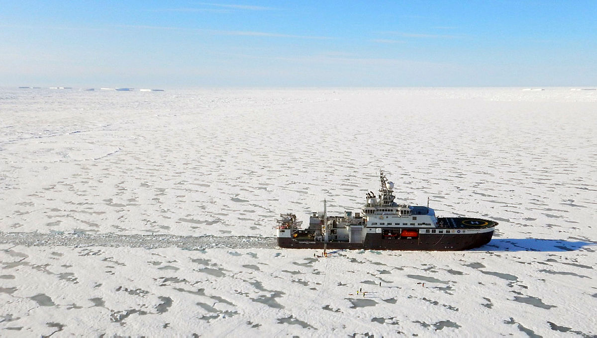 dronefoto av forskningsfartøyet 'Kronprins Haakon'