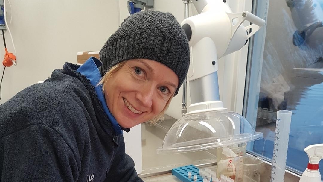 Bildet viser havforsker Kaja Skjærven i arbeid