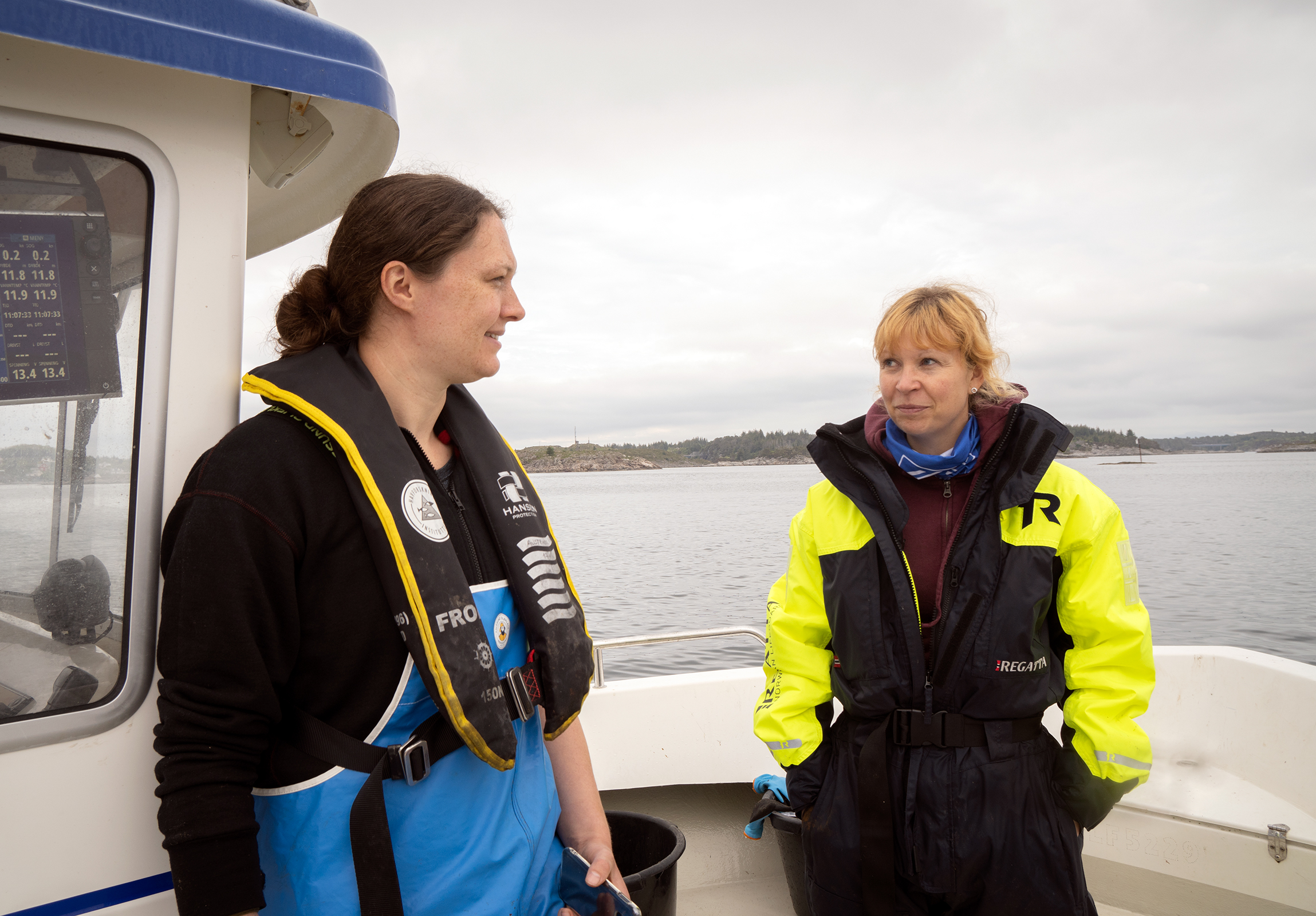 Bilde av Kate og Lise som står og snakkar på dekk på ein båt.