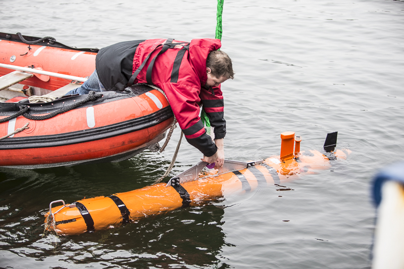 Undervannsfarkost tas opp av havet
