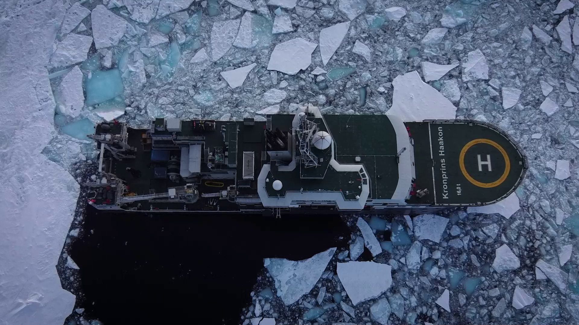 Isbryter omgitt av is sett rett ovenfra.