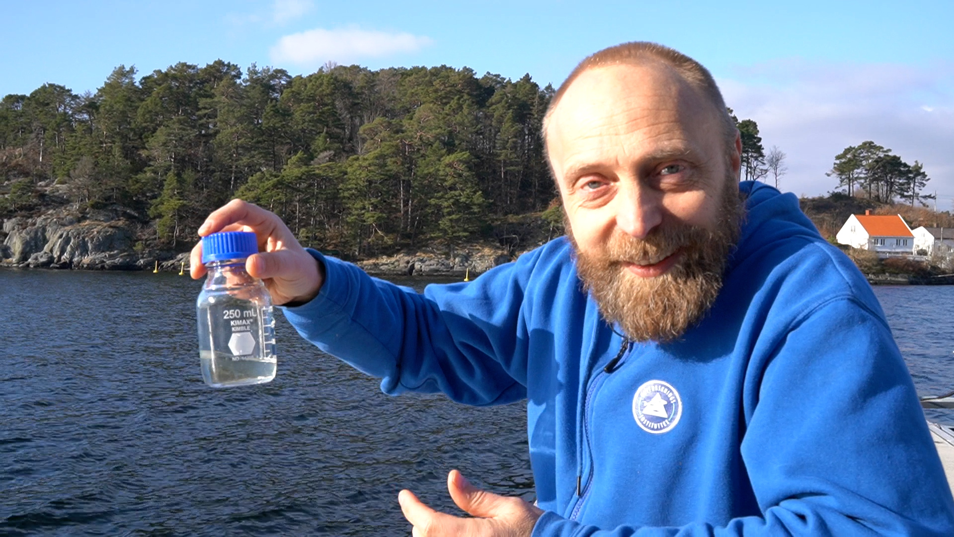 Forsker Lars-Johan Naustvoll med vannprøve