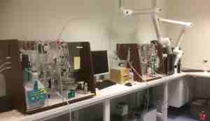 CO2-laben på Havforskningsinstituttet i Tromsø. Bildet viser det avanserte utstyret på laben, blant annet glassbeholdere og slanger.