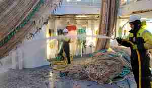 mann spyler nota for å få med alle fiskene