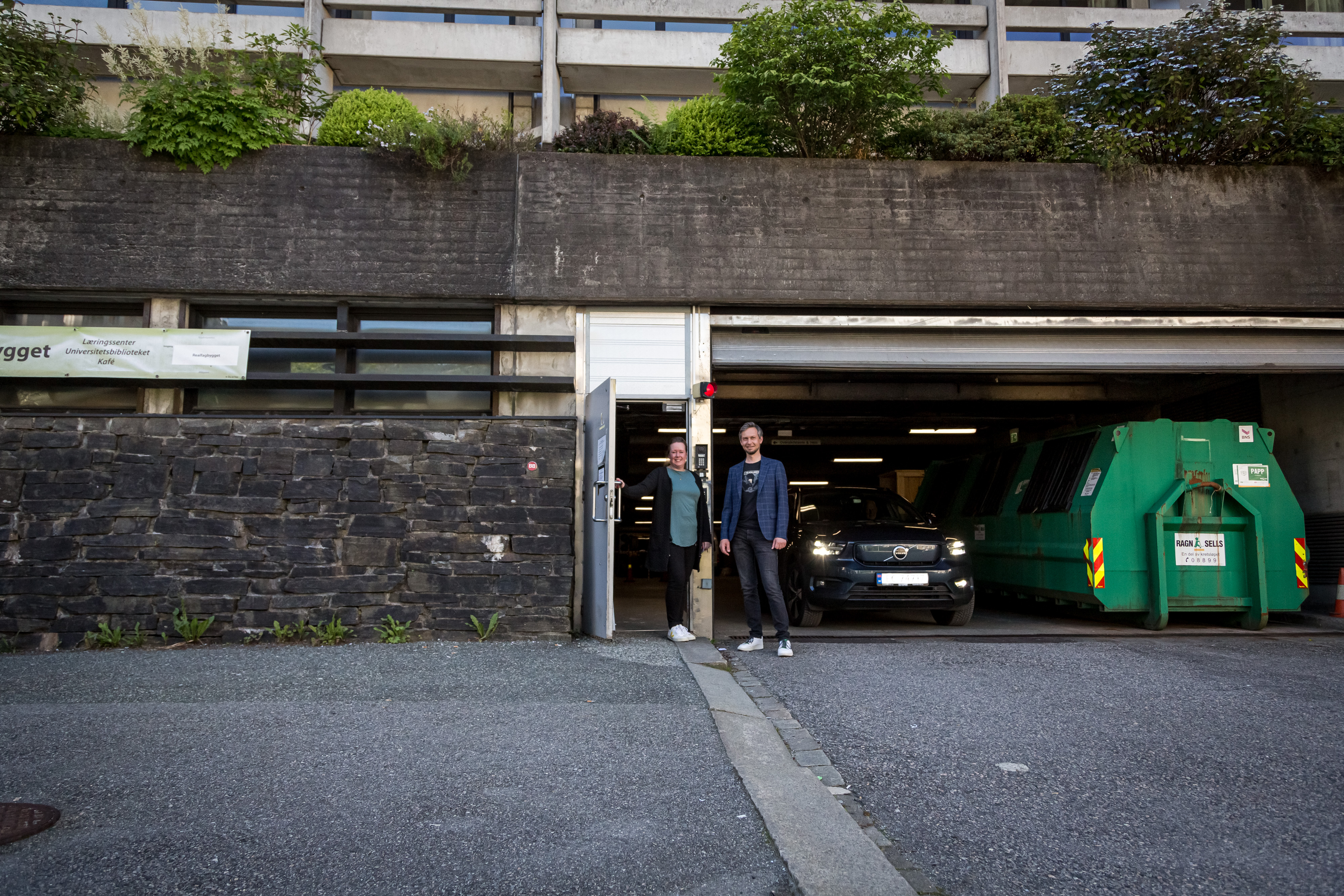 kvinne og mann foran garsjeinnkjørsel