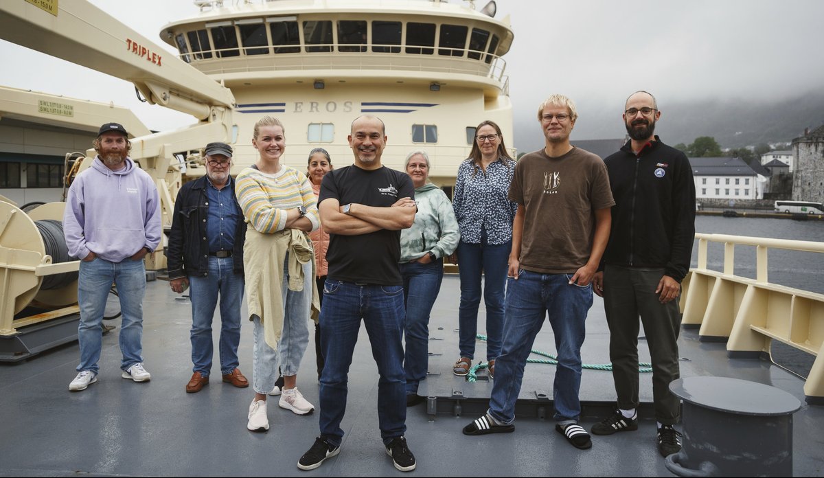 Foto av en gruppe mennesker om bord i en fiskebåt.